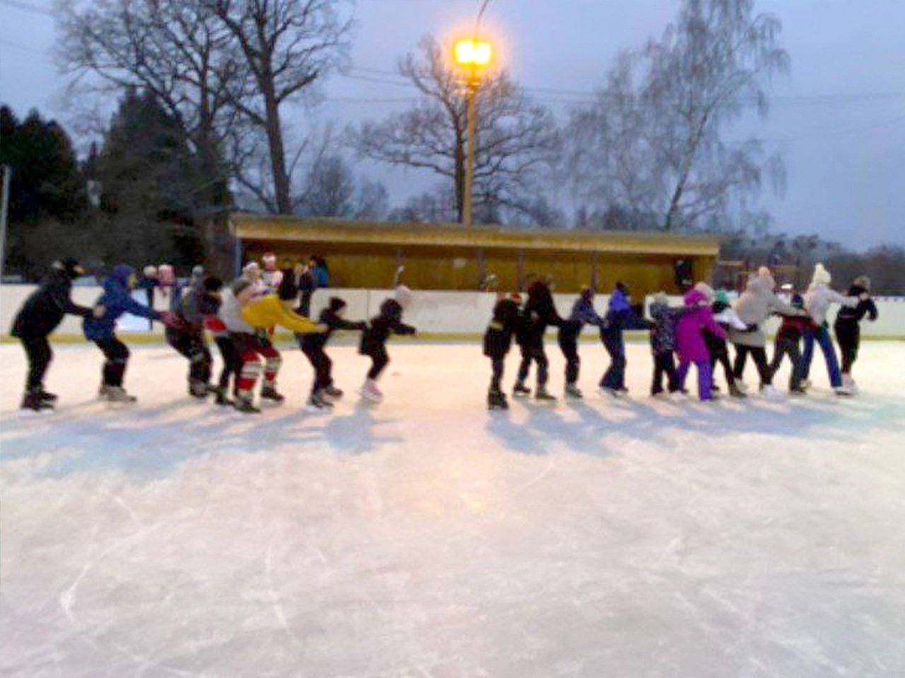 Ледовый день. Веселые старты на льду. Веселые старты на льду для детей. Массовое катание. Хоккейная площадка вблизи лед.